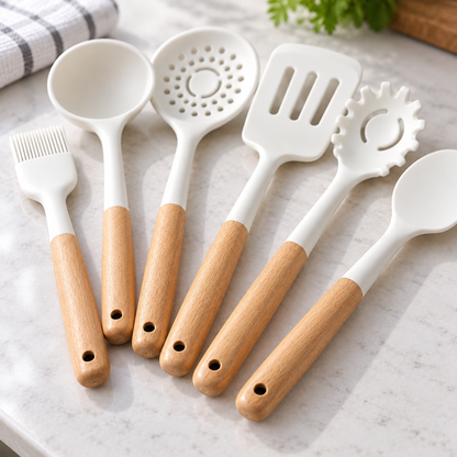 Detalle de Set de 6 utensilios blancos con mangos de madera
